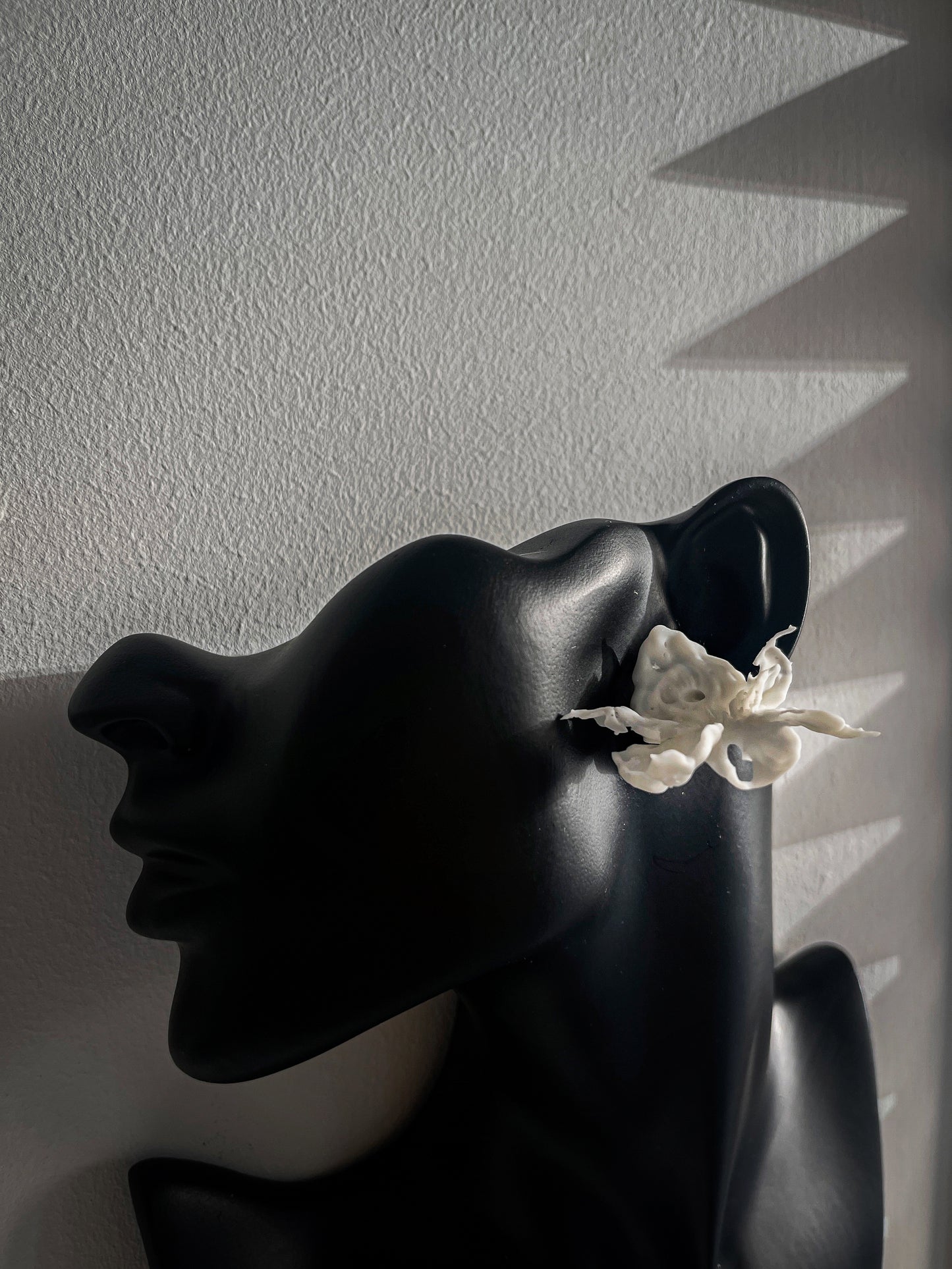 Regular Daffodils Blossom Earrings - White