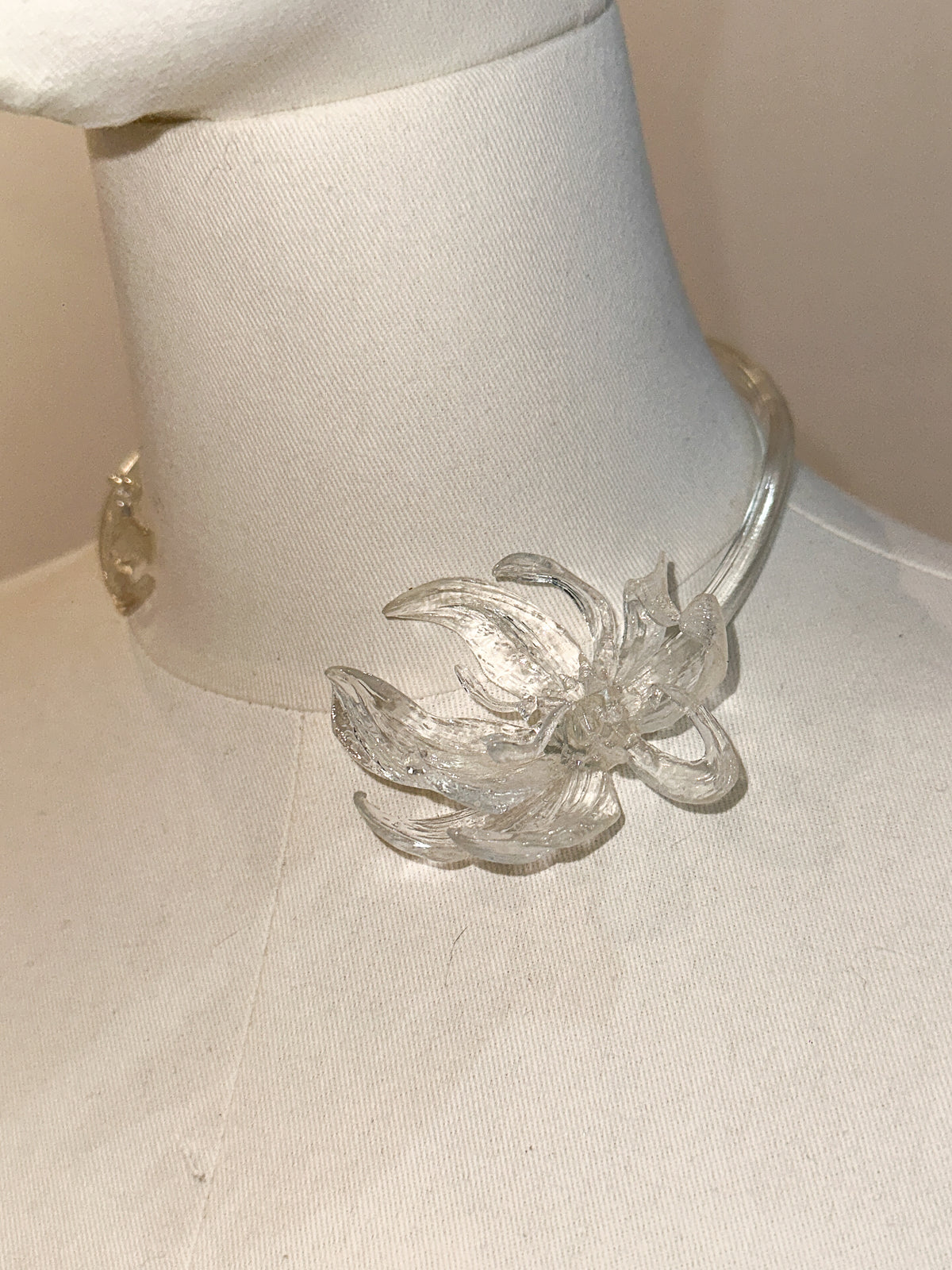 Clear Shy Gloriosa Choker